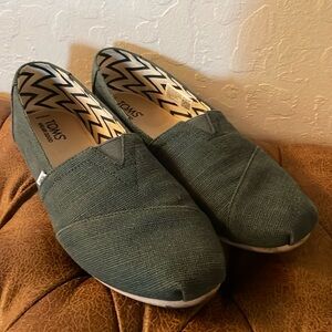 Tom’s green flats 9.5